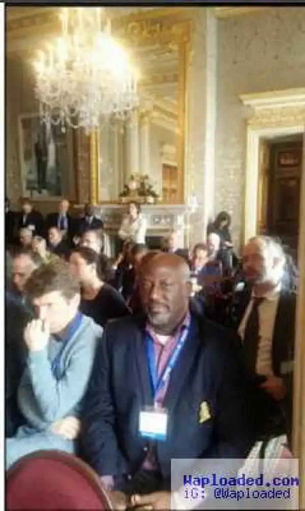 What is wrong with this photo of Dino Melaye?